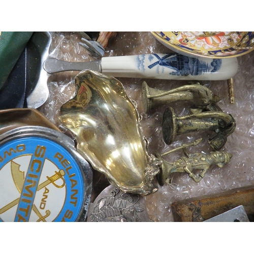 149 - A SMALL TRAY OF COLLECTABLES TO INCLUDE EARLY CART BADGES, UNUSUAL BRASS FIGURES WHITE METAL OYSTER ... 