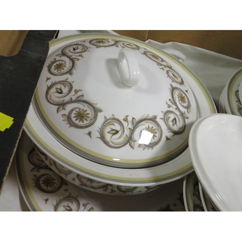 100 - A TRAY OF SUSIE COOPER VENETIA DINNERWARE