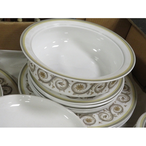 100 - A TRAY OF SUSIE COOPER VENETIA DINNERWARE