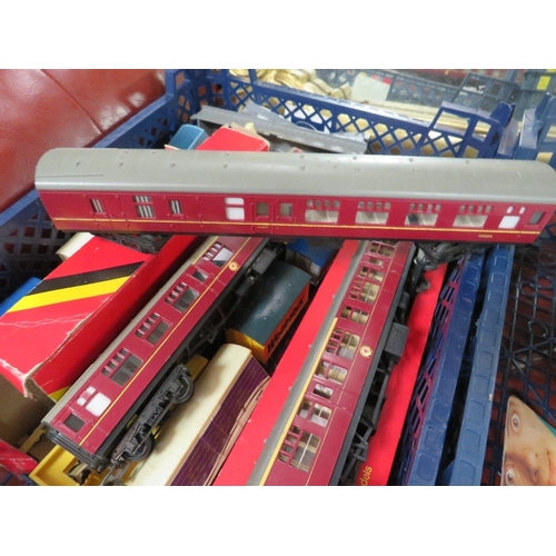 111 - A '00' GAUGE TRAIN LOT TO INCLUDE ONE BOXED PIECE OF ROLLING STOCK, THREE UNBOXED TRIANG COACHES, TH... 