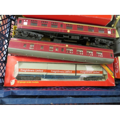 111 - A '00' GAUGE TRAIN LOT TO INCLUDE ONE BOXED PIECE OF ROLLING STOCK, THREE UNBOXED TRIANG COACHES, TH... 