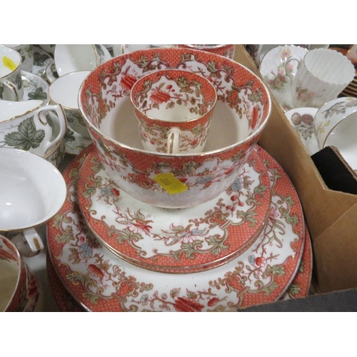 91 - TWO TRAYS OF ASSORTED TEA/DINNER WARE TO INCLUDE ROYAL WORCESTER SPODE AND COLCLOUGH