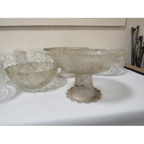 236 - A SELECTION OF VINTAGE GLASS BOWLS, COMPORT ETC