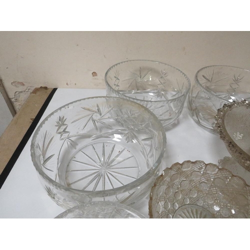 236 - A SELECTION OF VINTAGE GLASS BOWLS, COMPORT ETC