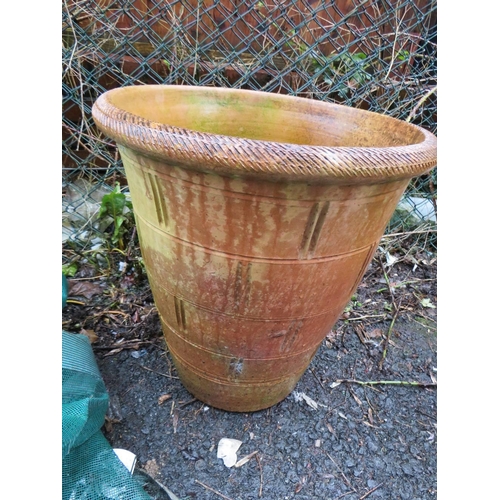 605 - AN EXTRA LARGE TERRACOTTA PLANTER