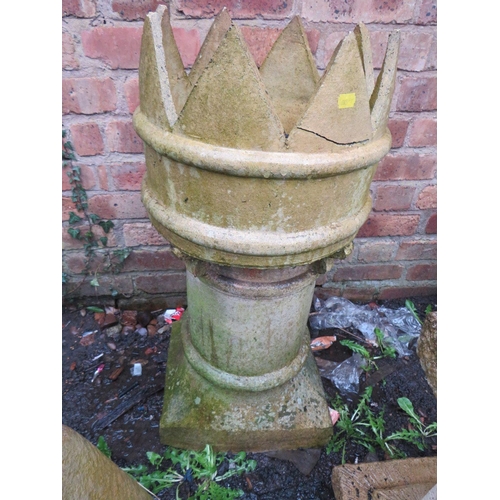 607 - A CASTELLATED CHIMNEY POT A/F TOGETHER WITH A SANDSTONE TYPE BIRD BATH AND A STADDLE STONE TYPE BASE