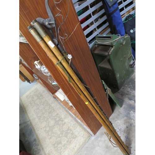 613 - A VINTAGE EXTENDABLE BRANCH LOPPER