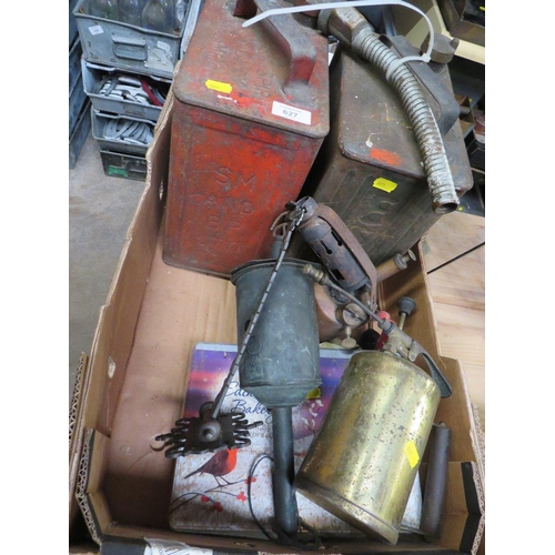 627 - A SELECTION OF VINTAGE ITEMS TO INCLUDE ESSO FUEL CAN, PARAFFIN TORCHES, A MEAT JACK AND BLOCK PLANE... 