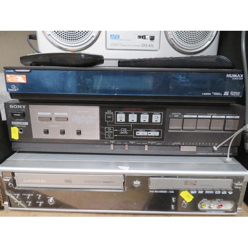 635 - A SELECTION OF FOUR AUDIO / VISUAL ITEMS TO INCLUDE A DAEWOO VHS RECORDER AND SONY AMPLIFIER, HUMAX ... 