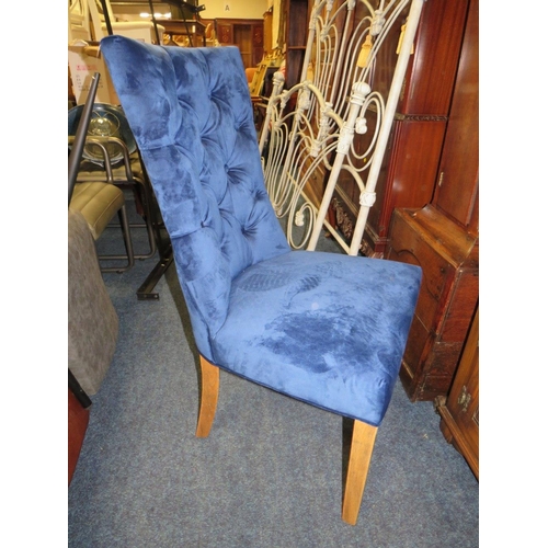 844 - A MODERN ELECTRIC BLUE UPHOLSTERED CHAIR