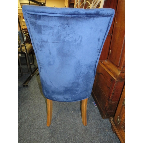 844 - A MODERN ELECTRIC BLUE UPHOLSTERED CHAIR