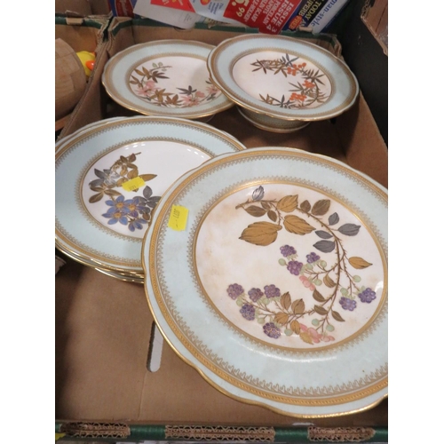 141 - A TRY OF ROYAL WORCESTER PLATES WITH TWO MATCHING COMPORTS