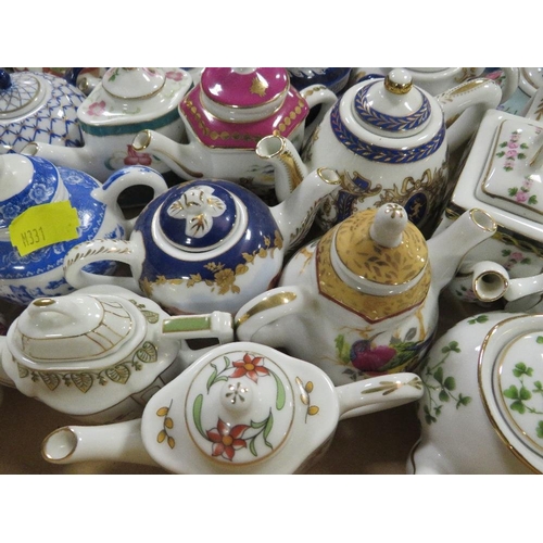 147 - SMALL TRAY OF NOVELTY COLLECTABLE MINIATURE TEA POTS