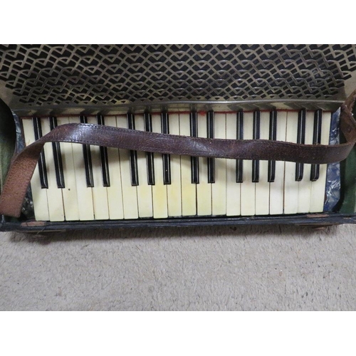 158 - A VINTAGE CASED GERALDO ACCORDION