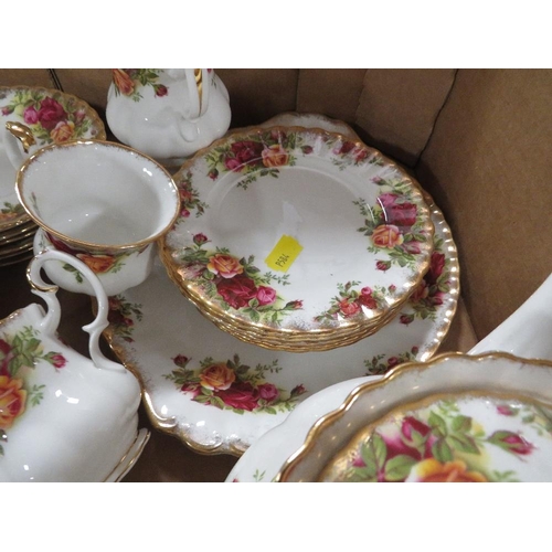 167 - A TRAY OF ROYAL ALBERT OLD COUNTRY ROSES TEA/DINNER WARE