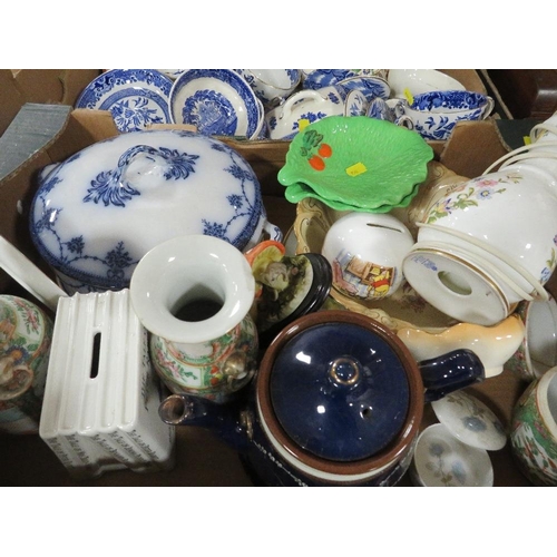 169 - TWO TRAYS OF ASSORTED CERAMICS TO INCLUDE AYNSLEY LAMP, BLUE/WHITE WARE ETC