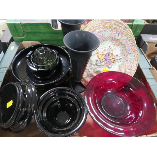 183 - TWO TRAYS OF ASSORTED COLOURED GLASS ETC TO INCLUDE BOWLS, VASES ETC