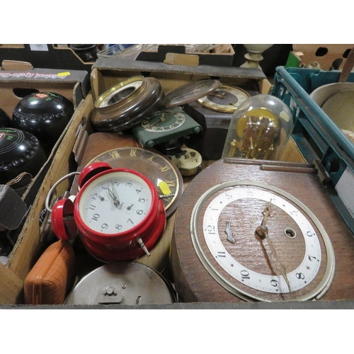 186 - A TRAY OF ASSORTED VINTAGE CLOCKS ETC A/F