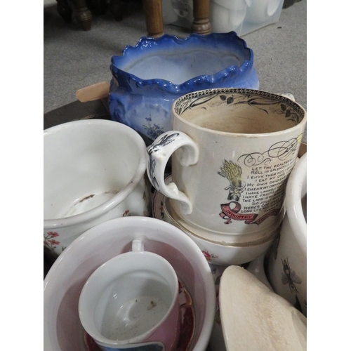 189 - TWO TRAYS OF CERAMICS AND GLASS TO INCLUDE DECANTERS, PORTMEIRION ETC TOGETHER WITH A VINTAGE FUR BO... 