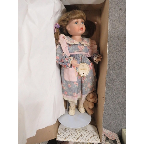 193 - A LARGE QUANTITY OF BOXED COLLECTORS DOLLS TO LEONARDO AND ROYAL HEIRLOOM EXAMPLES