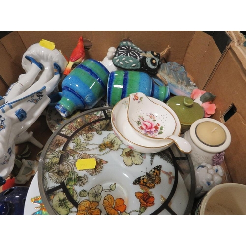 198 - A TRAY OF ASSORTED CERAMICS TO INCLUDE A BLUE/WHITE FIGURE