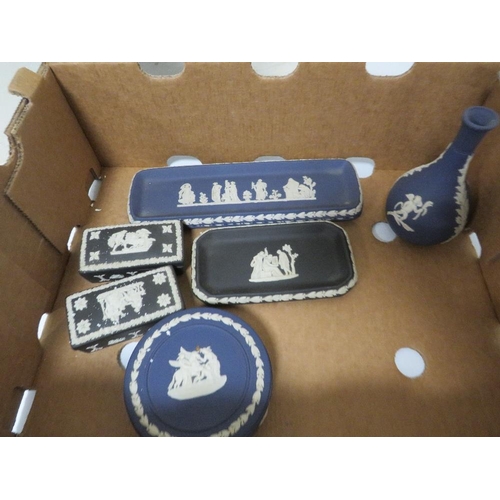 211 - A SMALL TRAY OF WEDGWOOD JASPER WARE TO INCLUDE ROYAL BLUE AND BLACK EXAMPLES