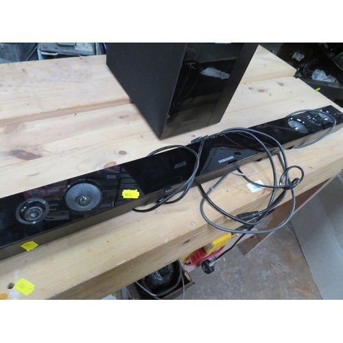 636 - A SAMSUNG SOUND BAR AND A SUBWOOFER