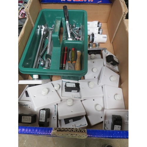 641 - A TRAY CONTAINING APPROX 17 ELECTRICAL DIMMER SWITCHES, THREE RADIATOR THERMOSTATS AND A CARRY TRAY ... 