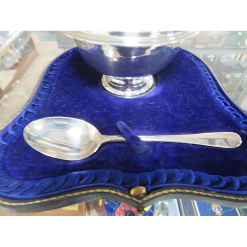 319 - A HALLMARKED BRITANNIA STANDARD SILVER CASED TRAVELLING COMMUNION SET, the bowl having a hammered fi... 