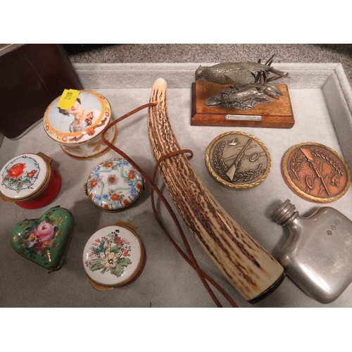 402 - A TRAY OF COLLECTABLES TO INCLUDE HIP FLASK ETC