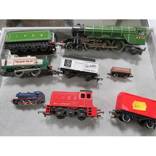 415 - A TRAY OF ASSORTED COLLECTABLE'S INCLUDING LO CO MOTIVE TRAINS ETC