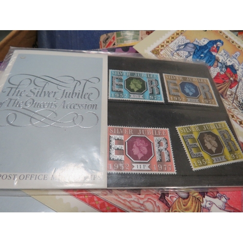 416 - A BOX OF STAMPS AND ALBUMS WITH LOOSE STAMPS