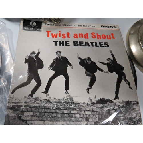 418 - A BOX OF ASSORTED METAL WARE ETC TO INCLUDE A TWIST AND SHOUT REVOLUTION BEATLES SINGLES ETC