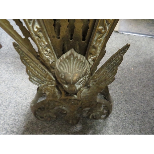 424 - A DECORATIVE BRASS GRIFFIN FIRE GUARD