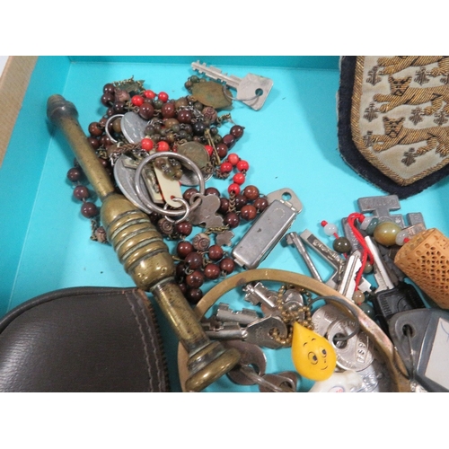 351 - A TRAY OF COLLECTABLES INCLUDING A VINTAGE FIRST AID KIT, CIGARETTE CASE, BADGES ETC