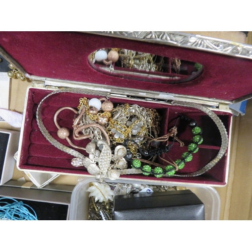 375 - A TRAY OF ASSORTED COSTUME JEWELLERY, WATCHES, COLLECTABLES ETC