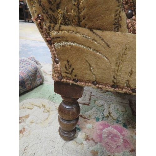 776 - A VINTAGE UPHOLSTERED CHAISE LONGUE