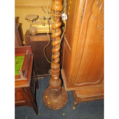 798 - A LARGE AND IMPRESSIVE CARVED BARLEYTWIST TORCHERE / LAMP