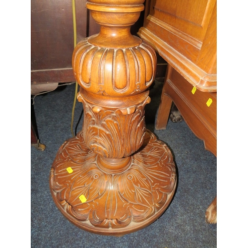 798 - A LARGE AND IMPRESSIVE CARVED BARLEYTWIST TORCHERE / LAMP