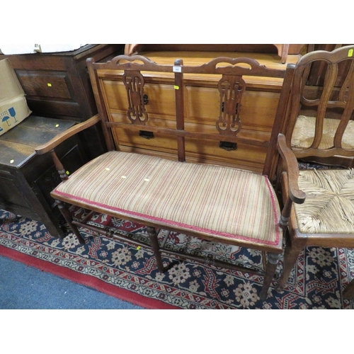 809 - A SMALL EDWARDIAN MAHOGANY SALON SETTEE