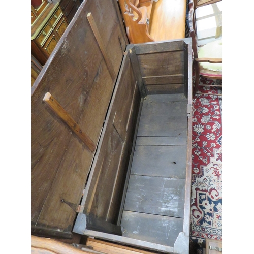 812 - A LARGE ANTIQUE OAK PANELLED MULE CHEST W 122 CM