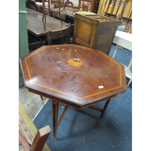 817 - AN EDWARDIAN MAHOGANY INLAID OCTAGONAL TABLE ( ONE CASTOR- LOOSE ) A/F