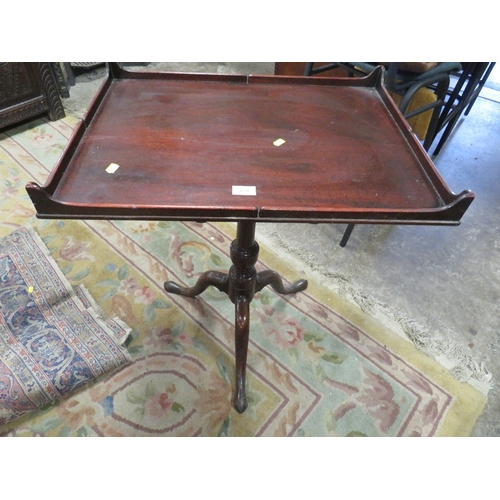 824 - AN ANTIQUE MAHOGANY PEDESTAL TABLE