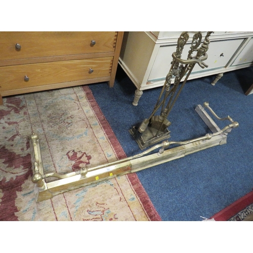 840 - A VINTAGE BRASS FENDER WITH COMPANION SET