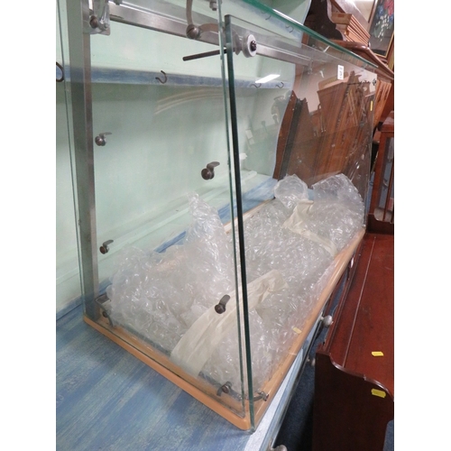 724 - AN ANGLED GLASS COUNTER TOP DISPLAY CABINET W-75 CM