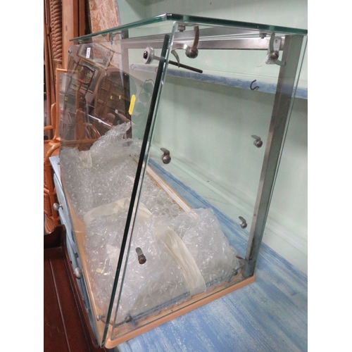 724 - AN ANGLED GLASS COUNTER TOP DISPLAY CABINET W-75 CM