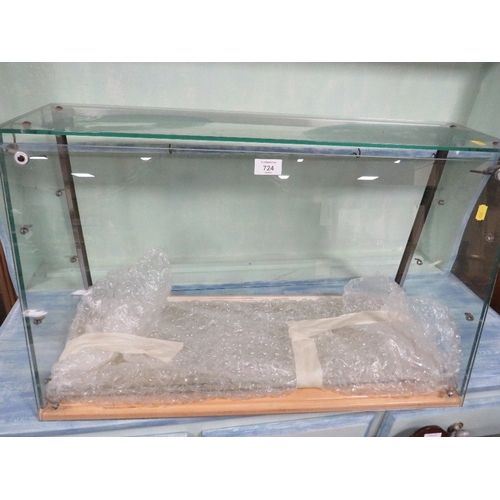 724 - AN ANGLED GLASS COUNTER TOP DISPLAY CABINET W-75 CM