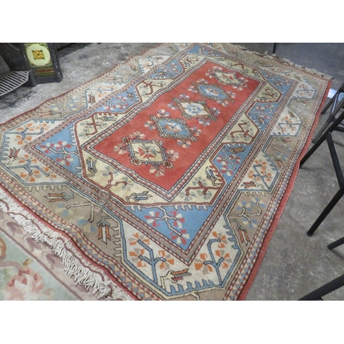 850 - A VINTAGE WOOLLEN RUG - APPROX 260 x 164 cm