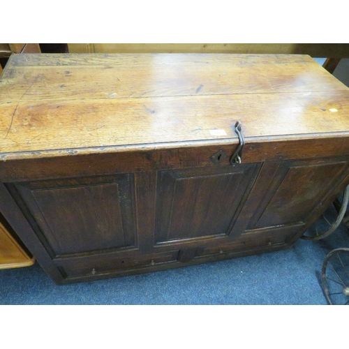 856 - AN ANTIQUE OAK PANELLED MULE CHEST W110 CM