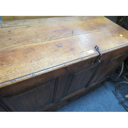 856 - AN ANTIQUE OAK PANELLED MULE CHEST W110 CM